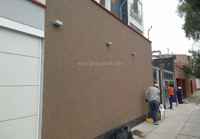 Piedra granalla en muro exterior